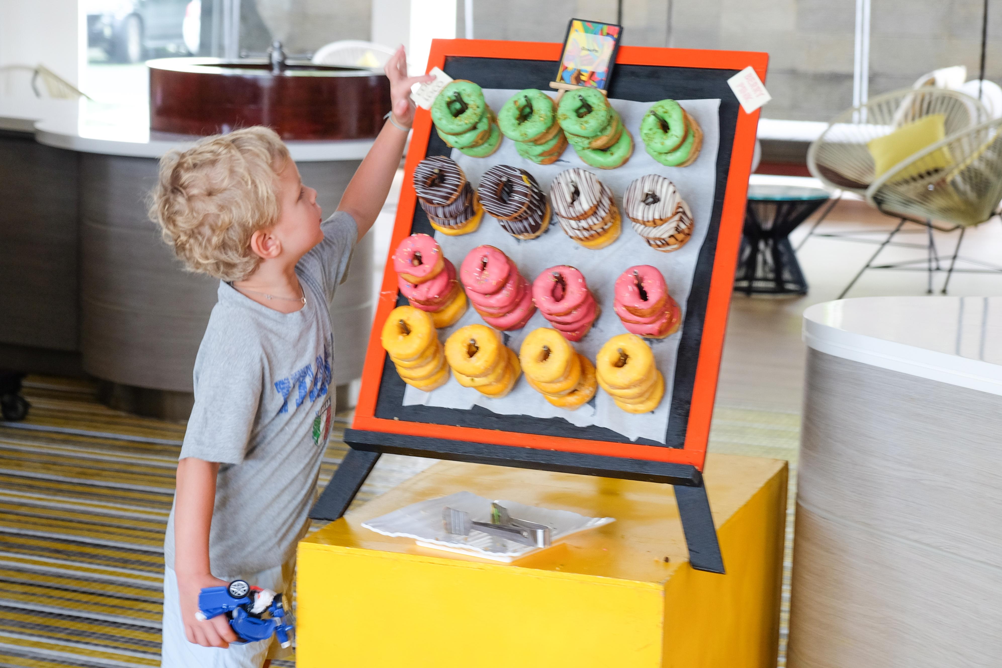 Cassia Phuket, Part Of Banyan Group Strand Bang Tao Exterior foto A child choosing a doughnut
