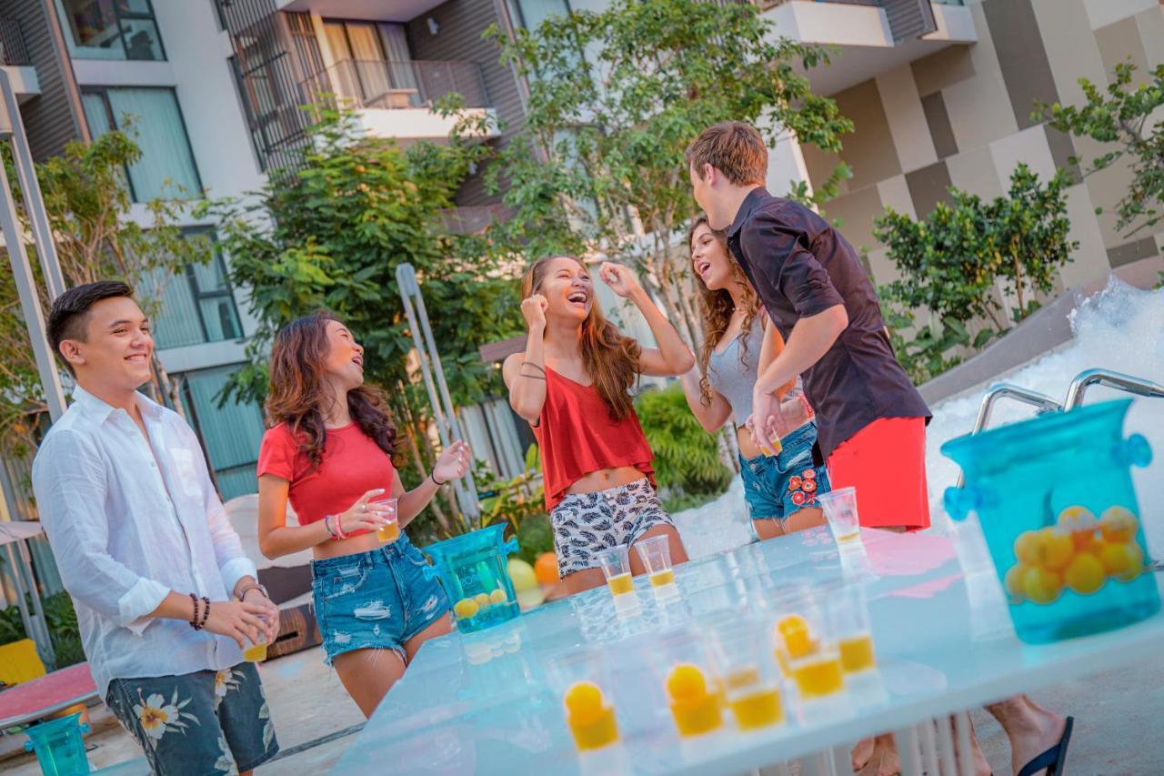 Cassia Phuket, Part Of Banyan Group Strand Bang Tao Exterior foto The 2016 launch party for the new shopping mall, The Village