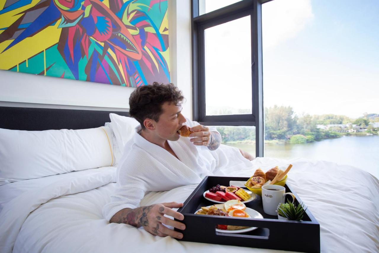 Cassia Phuket, Part Of Banyan Group Strand Bang Tao Exterior foto A guest enjoying room service at the Riverview Hotel