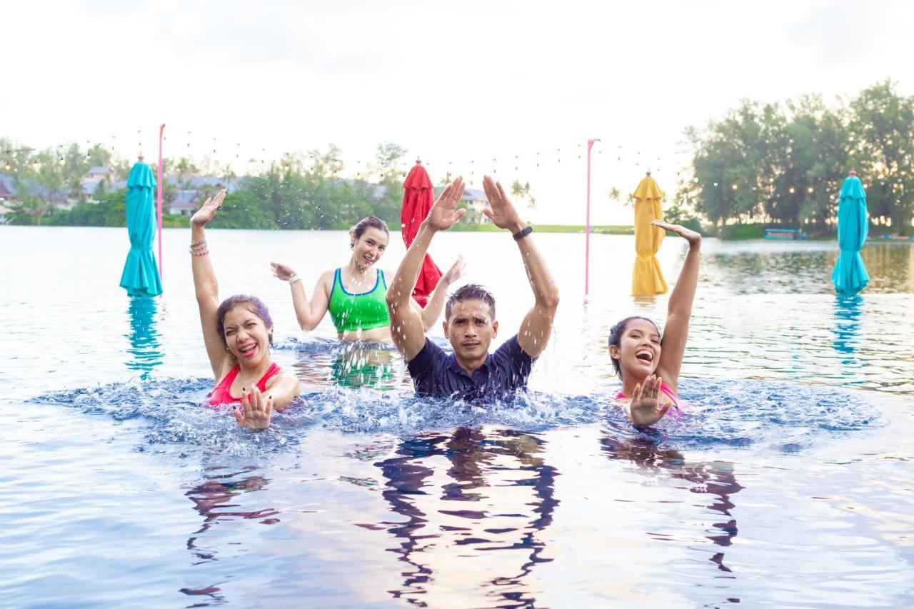 Cassia Phuket, Part Of Banyan Group Strand Bang Tao Exterior foto Thai dancers in the water