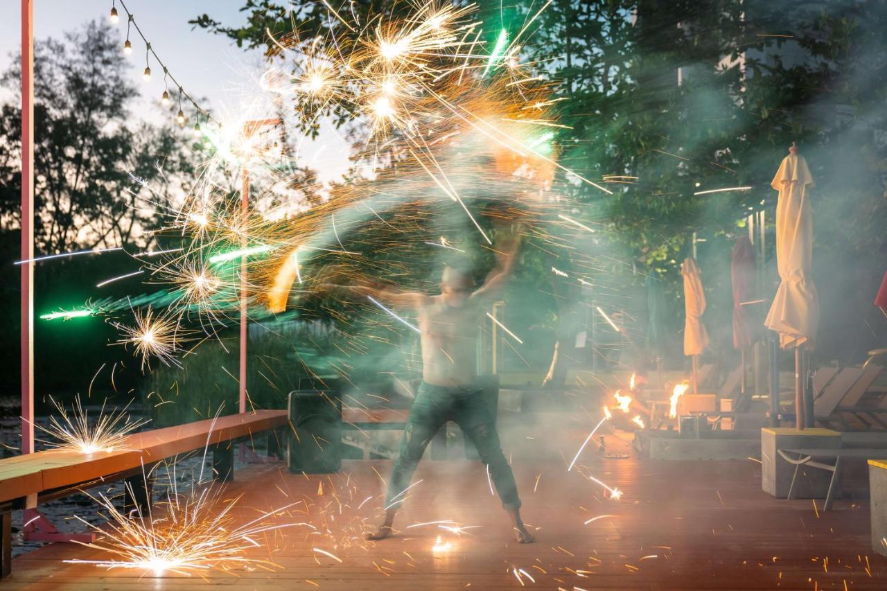 Cassia Phuket, Part Of Banyan Group Strand Bang Tao Exterior foto A man dancing with fireworks