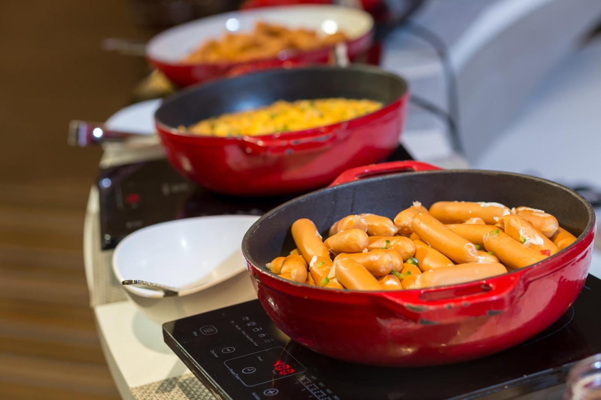 Cassia Phuket, Part Of Banyan Group Strand Bang Tao Exterior foto A Le Creuset cast iron frying pan
